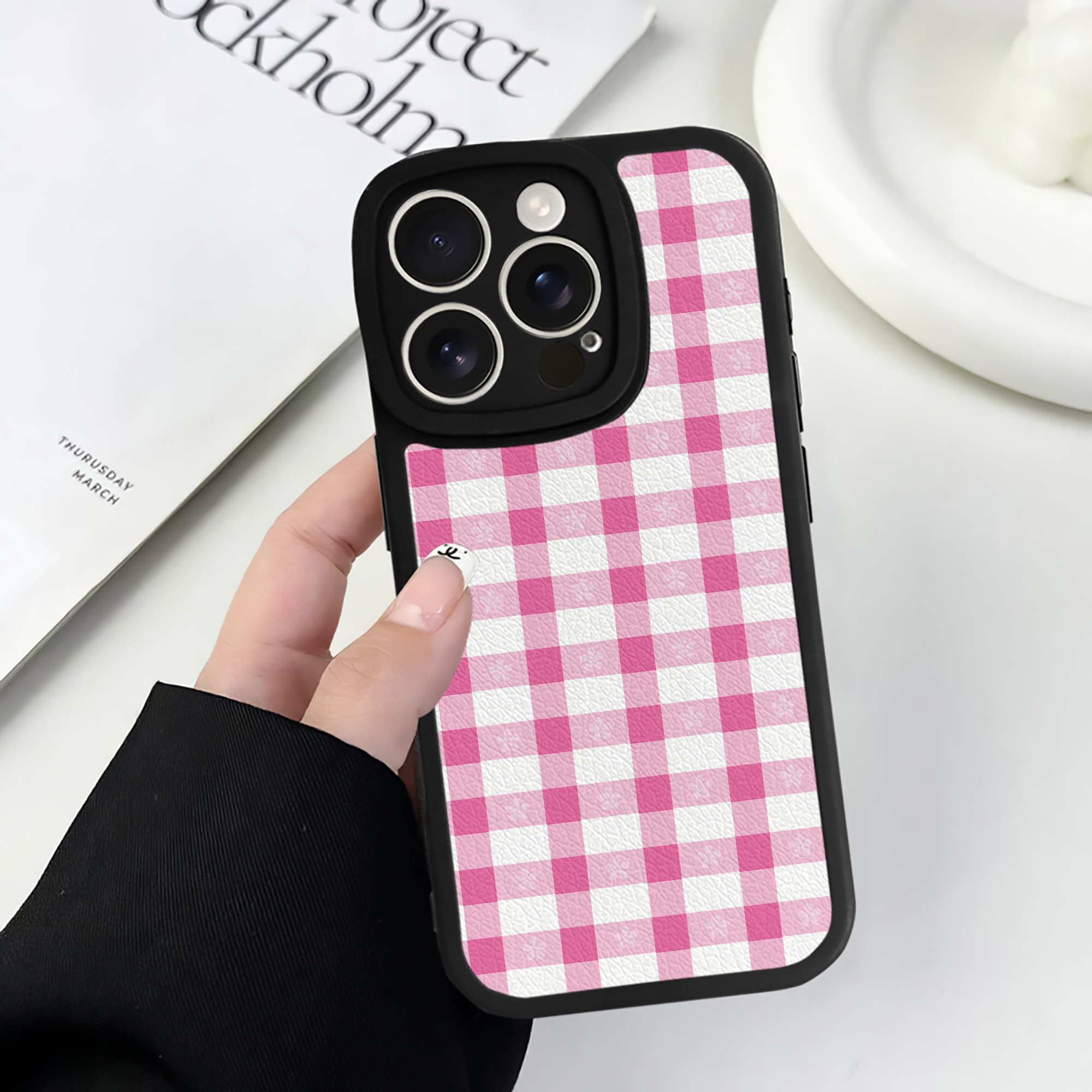 （画像用） Hello Kitty ハローキティ 【iPhone 16シリーズ対応】シリコンスマホケース（レザー調） 材質：シリコン